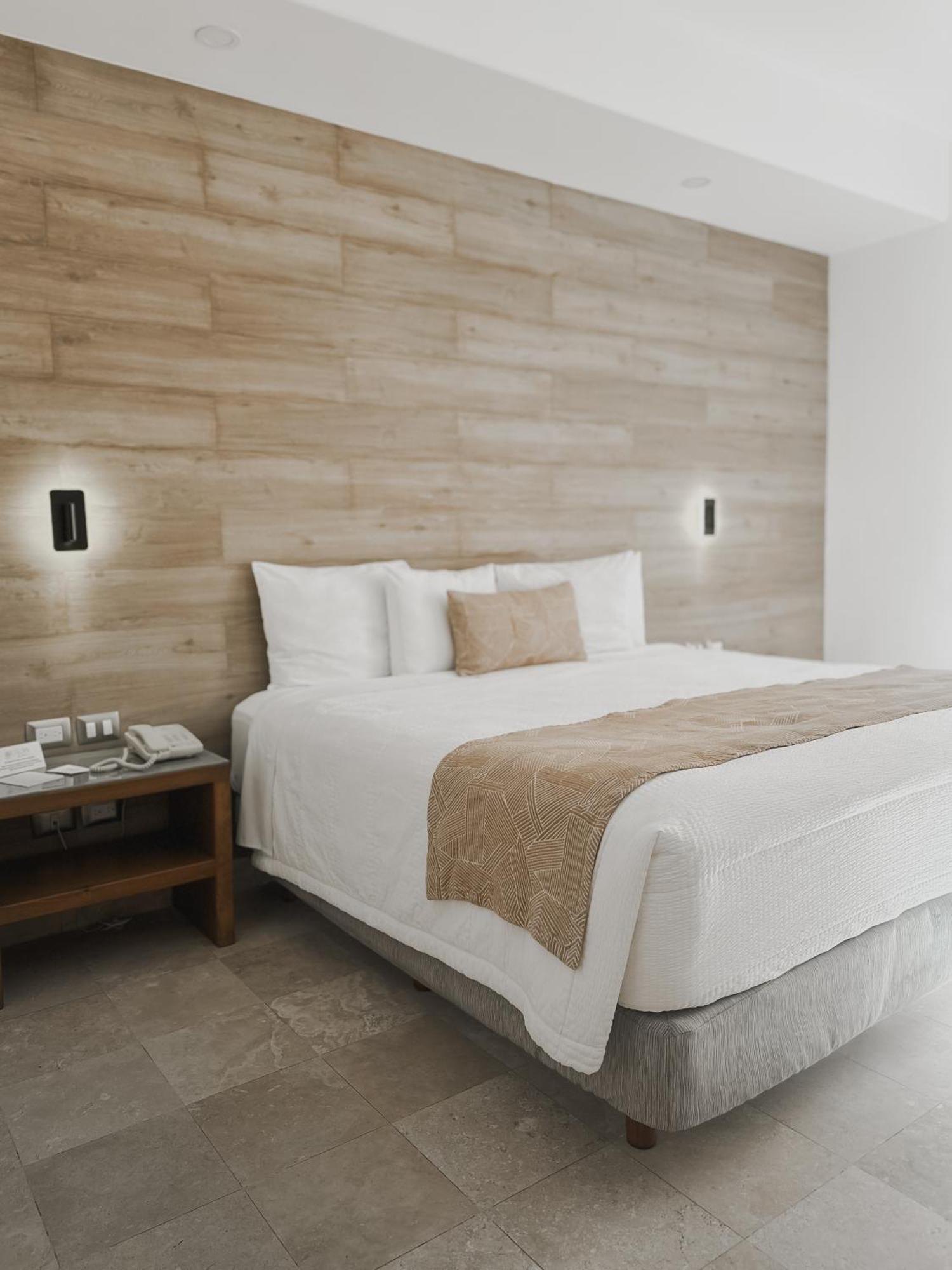 Hotel Catedral La Paz Exterior photo A bed with a bed runner