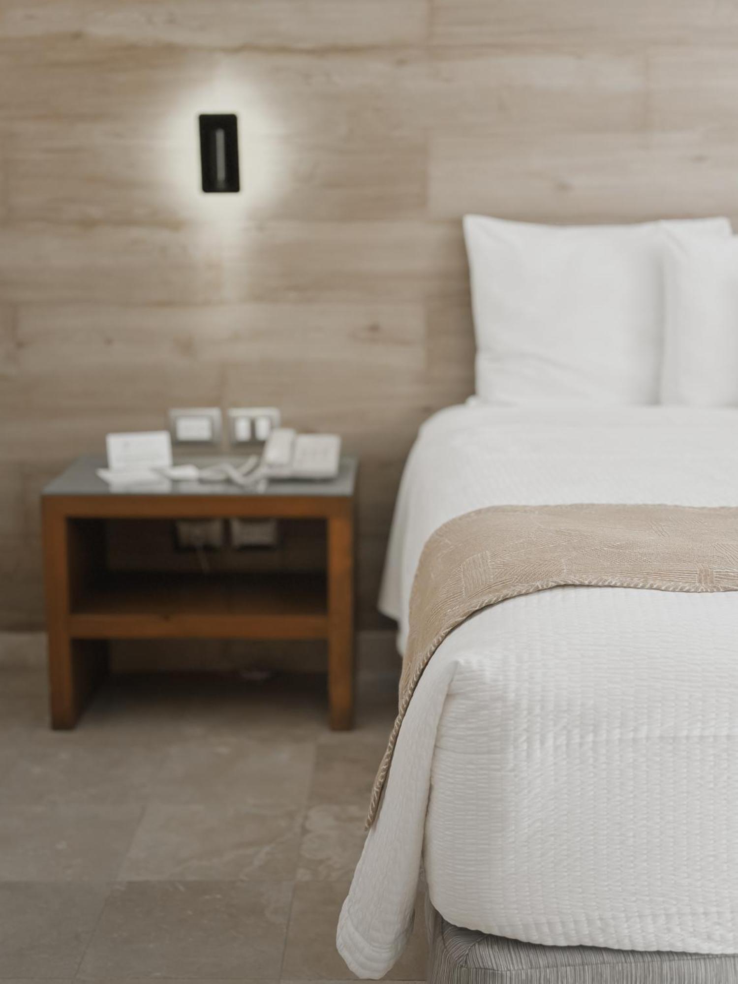 Hotel Catedral La Paz Exterior photo A bedside table