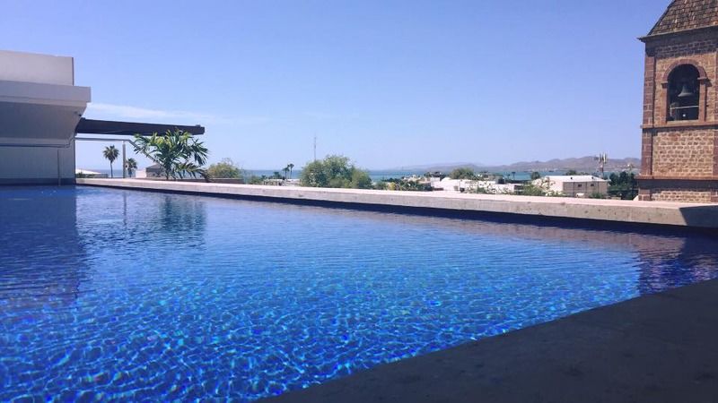 Hotel Catedral La Paz Exterior photo Infinity pool at the hotel