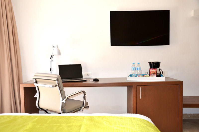 Hotel Catedral La Paz Exterior photo A hotel room with a coffee maker